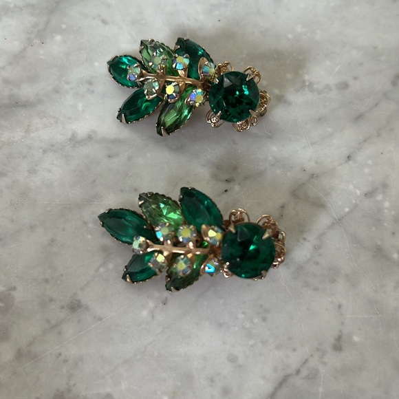 Exquisite Vintage Emerald Green Brooch and Clip Earrings - Picture 6 of 6